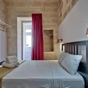 vallettastay-old-lodge-apartment-4.hotelssaintjulians.com/