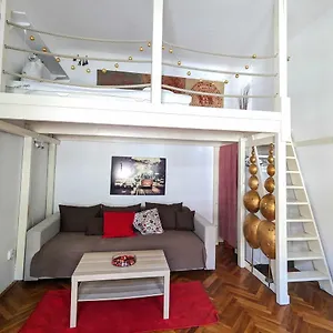 Gallery Flat In Party District Appartamento